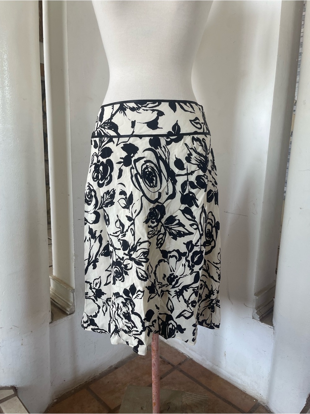 Ann Taylor Black and White Floral A-Line 100% silk Skirt with Waistband
